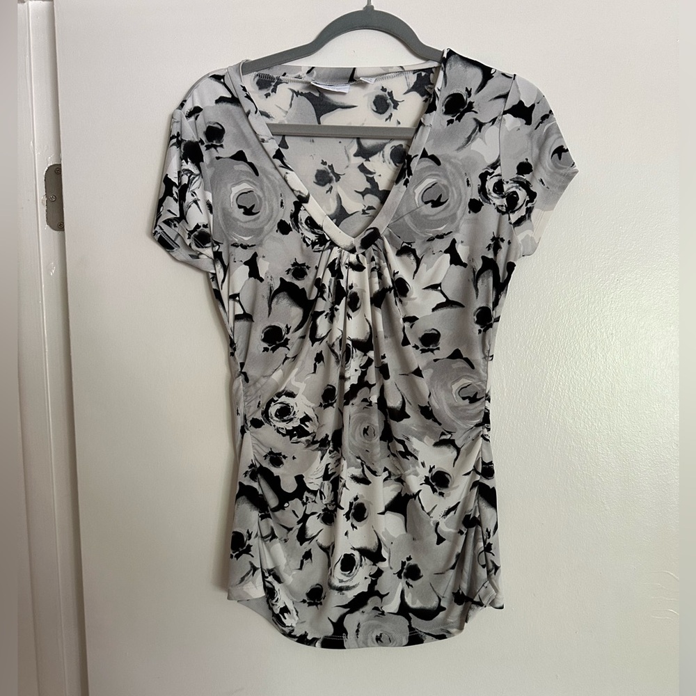 Grayscale floral print, v-neck, size Medium New York & Company shirt